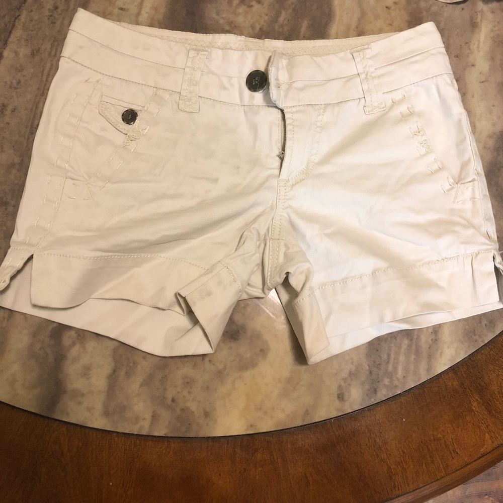 Neutral cream colored BKE shorts